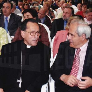 El Obispo de la Diócesis de Getafe, Joaquín Mª López de Andújar, junto a otras personas en el Jardín del Príncipe de Aranjuez durante un concierto en las Fiestas de San Fernando