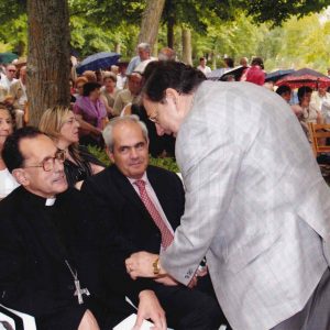 El abogado Ángel Hita saluda al Obispo de la Diócesis de Getafe, Joaquín Mª López de Andújar, en el Jardín del Príncipe de Aranjuez durante un concierto en las Fiestas de San Fernando