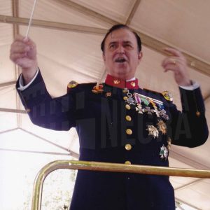 El Coronel director de la Banda de Música de la Guardia Real, Francisco Grau Vergara, en el Jardín del Príncipe de Aranjuez durante un concierto en las Fiestas de San Fernando