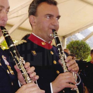 Dos clarinetistas de la Banda de Música de la Guardia Real en el Jardín del Príncipe de Aranjuez durante un concierto en las Fiestas de San Fernando