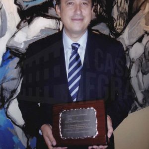 Retrato de Rafael Blanco Perea, Director del Consejo Superior de Deportes y ex Presidente de la Federación Española de Natación tras recibir una placa del Club Natación Aranjuez