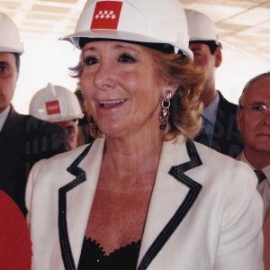 Retrato de Esperanza Aguirre, Presidenta de la Comunidad de Madrid, durante una visita a las obras del Hospital del Tajo en Aranjuez