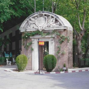 Puerta de las Guardias Valonas del antiguo cuartel de Pavía, en Aranjuez, con la divisa de la presencia del Coronel