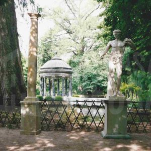 Escultura de decorados de la grabación del Estudio 1 «Calígula» de TVE, delante del Estanque de los Chinescos del Jardín del Príncipe en Aranjuez