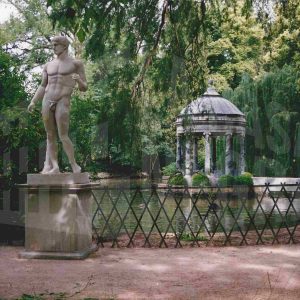 Escultura de decorados de la grabación del Estudio 1 «Calígula» de TVE, delante del Estanque de los Chinescos del Jardín del Príncipe en Aranjuez