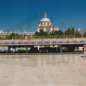 Atracción de feria en la Plaza de Parejas junto al Palacio Real en Aranjuez