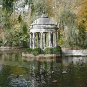 Templete clásico en el Estanque de los Chinescos en el Jardín del Príncipe en Aranjuez