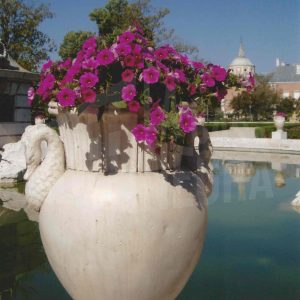 Jarrón del estanque de la Fuente de Hércules y Anteo en el Jardín del Parterre de Aranjuez con la torre sur del Palacio Real al fondo