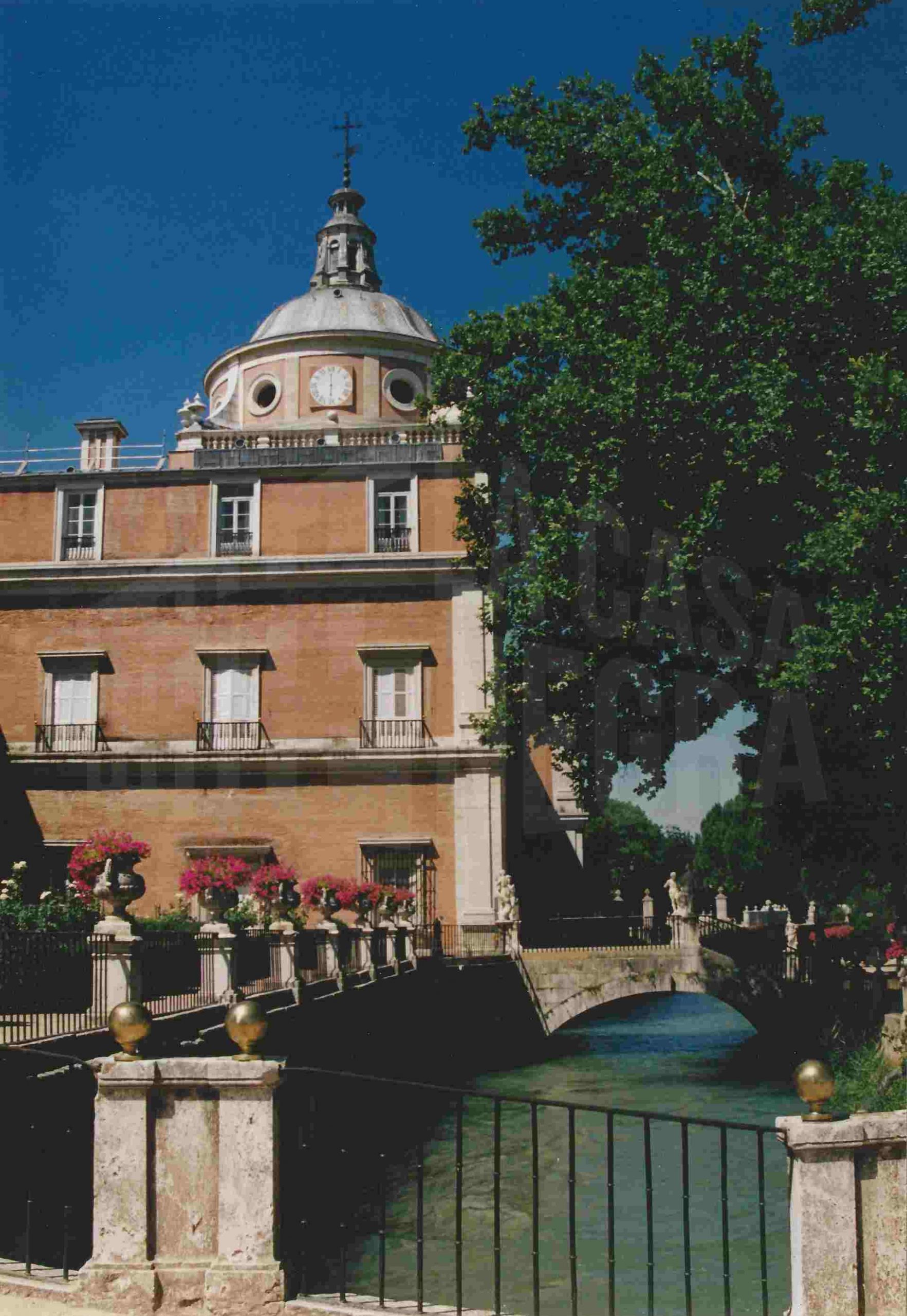 Torre norte del Palacio Real de Aranjuez sobre la ría del Jardín de la Isla