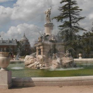 Fuente de Hércules y Anteo en el Jardín del Parterre con la torre norte del Palacio Real al fondo, en Aranjuez