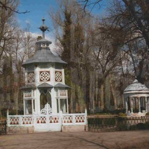 Templete clásico y pabellón chinesco en el Estanque de los Chinescos en el Jardín del Príncipe en Aranjuez