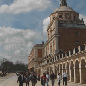 Gente paseando junto a la torre sur del Palacio Real de Aranjuez