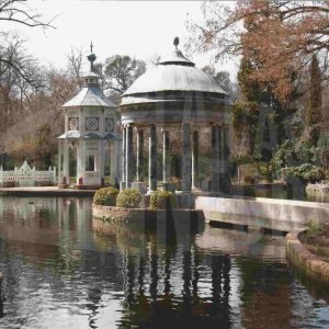 Templete clásico y pabellón chinesco en el Estanque de los Chinescos en el Jardín del Príncipe en Aranjuez