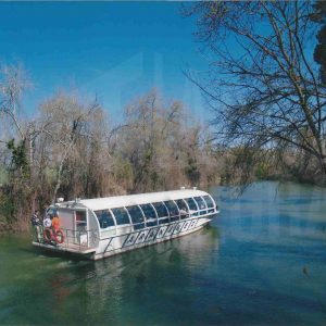 Barco turístico surcando el Río Tajo en Aranjuez