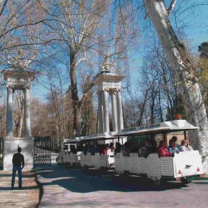 Chiquitren turístico entrando al Jardín del Príncipe en Aranjuez