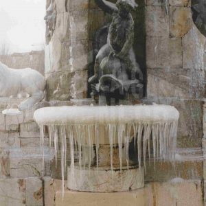 Detalle de la Fuente de Venus (o de la Mariblanca) helada, en Aranjuez