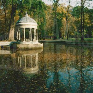 Templete clásico en el Estanque de los Chinescos en el Jardín del Príncipe en Aranjuez