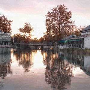 Vista del Puente Barcas con los Salones Delicias y el Restaurante Rana Verde a los lados, en Aranjuez