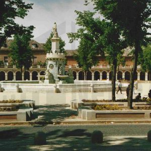 Vista lateral de la Fuente de Venus (o de la Mariblanca) y Casas de Oficios y Caballeros en la Plaza de San Antonio en Aranjuez