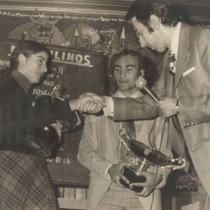 La nadadora Maribel Talavera recibe el premio de Mejor Deportista de Aranjuez de manos de Mariano de la Banda junto al otro premiado Antonio Gómez Torres