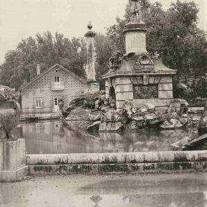 Fuente de Hércules y Anteo en el Jardín del Parterre de Aranjuez con la desaparecida «Casa del Guarda» al fondo