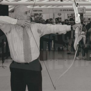 El Alcalde de Aranjuez, Jesús Dionisio Ballesteros, tirando con arco en la Feria del Deporte y Ocio