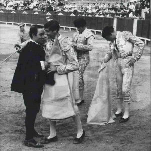 El torero José Fuentes recibe un trofeo del alguacilillo en la Plaza de Toros de Aranjuez