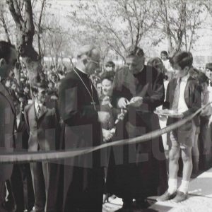 Inauguración del nuevo edificio del Colegio Apóstol Santiago en Aranjuez a cargo del nuncio apostólico en España Luigi Dadaglio, junto al alcalde y al director del centro