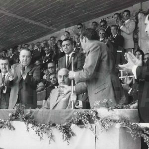El Alcalde de Aranjuez, Manuel García Moreno, dirigiéndose a los asistentes desde el palco de autoridades en la inauguración del Estadio Municipal de Aranjuez