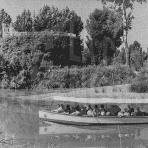 Barco turístico en el Río Tajo a la altura de «El Castillo» del Jardín del Príncipe de Aranjuez