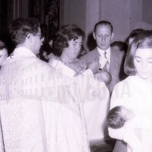 Un sacerdote bautiza a un bebé