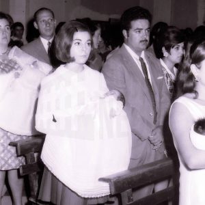 Varias personas en una iglesia durante un bautizo