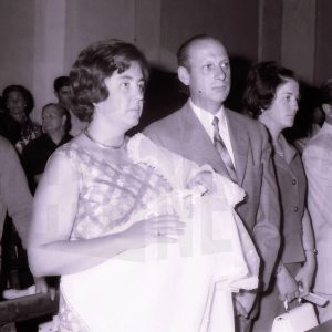 Varias personas en una iglesia durante un bautizo