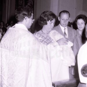 Un sacerdote bautiza a un bebé