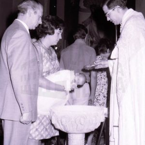 Un sacerdote bautiza a un bebé