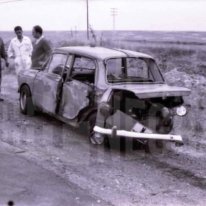 Cinco  personas junto a un coche accidentado en una cuneta en Seseña