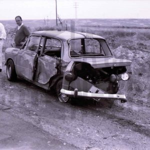 Tres  personas junto a un coche accidentado en una cuneta en Seseña