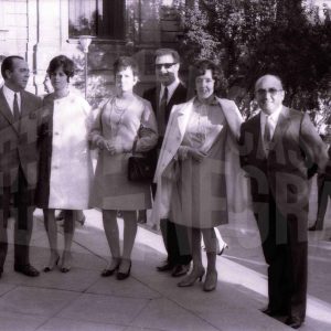 Seis personas en la puerta de la iglesia en la boda de Ángel Gálvez Castellanos en Madrid