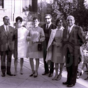 Seis personas en la puerta de la iglesia en la boda de Ángel Gálvez Castellanos en Madrid
