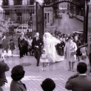 Entrada de la novia y el padrino, Antonio Rodríguez, y otras personas a la iglesia de Santa Bárbara en Madrid