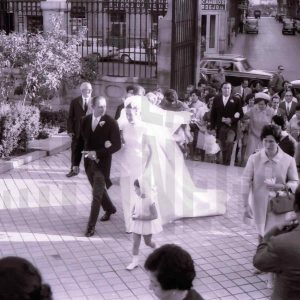 Entrada de la novia y el padrino, Antonio Rodríguez, y otras personas a la iglesia de Santa Bárbara en Madrid