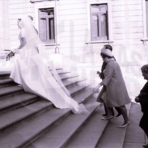 Entrada de los novios y los padrinos a la iglesia de Santa Bárbara en Madrid