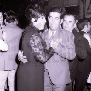 Varias personas bailando en un local