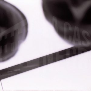 Visión parcial y borrosa de las caras de dos hombres