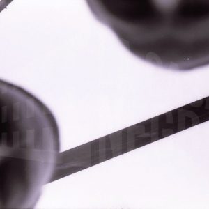 Visión parcial y borrosa de las caras de dos hombres