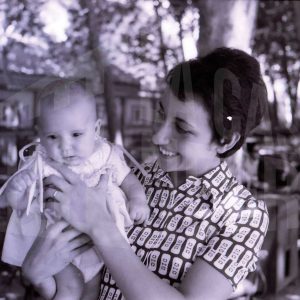 Una mujer sostiene en brazos a un bebé