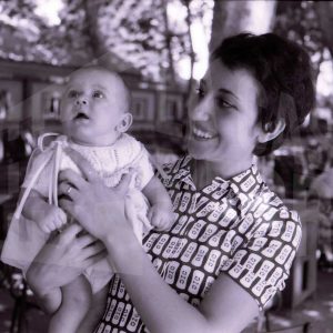 Una mujer sostiene en brazos a un bebé