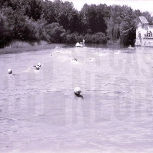 Participantes en la 1ª Travesía del Tajo en la línea de salida en Aranjuez