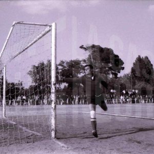 Un jugador durante el partido Aranjuez C.F. –  Acueducto en los Campos de Fútbol de Loyola en Aranjuez