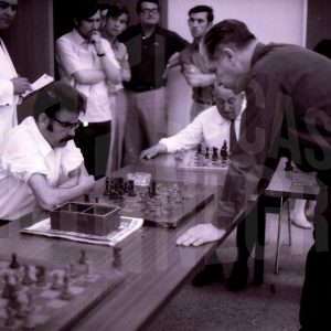 Varios hombres juegan al ajedrez en unas partidas simultáneas en Aranjuez